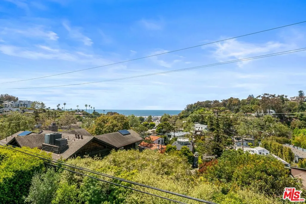 Santa Monica, California 90402, United States, 3 Bedrooms Bedrooms, ,4 BathroomsBathrooms,Residential,Pending,120092