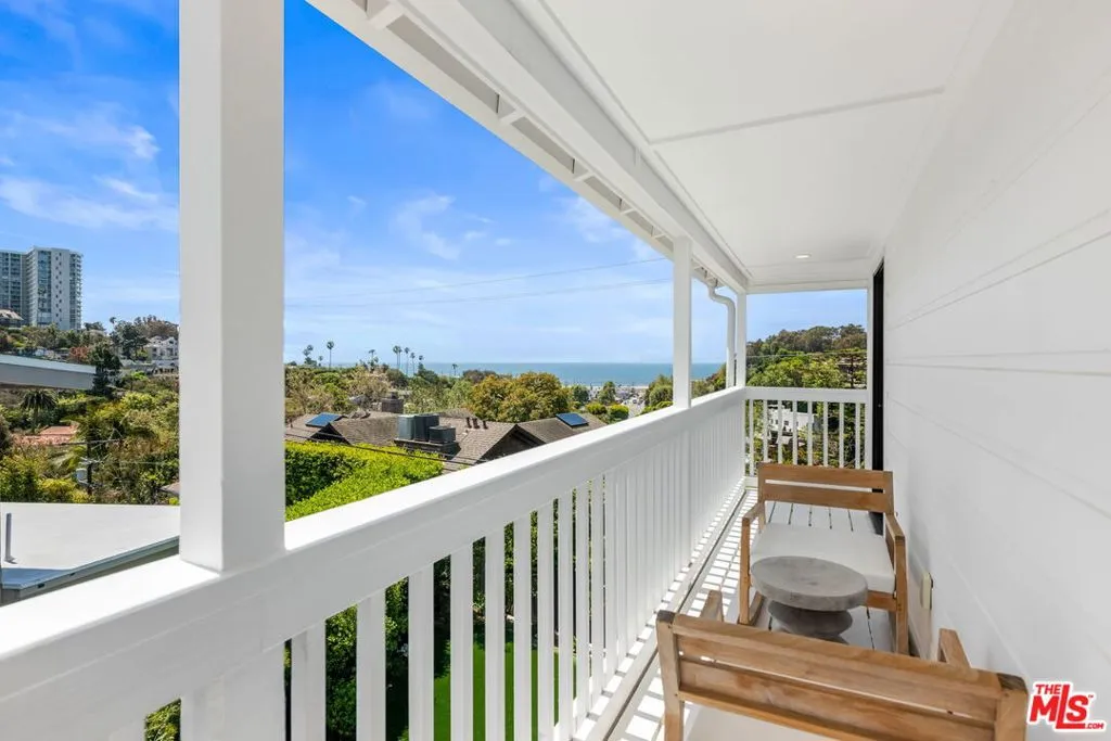 Santa Monica, California 90402, United States, 3 Bedrooms Bedrooms, ,4 BathroomsBathrooms,Residential,Pending,120092