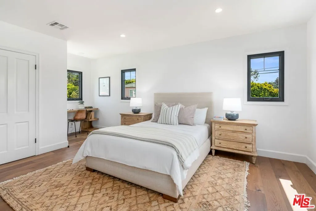 Santa Monica, California 90402, United States, 3 Bedrooms Bedrooms, ,4 BathroomsBathrooms,Residential,Pending,120092