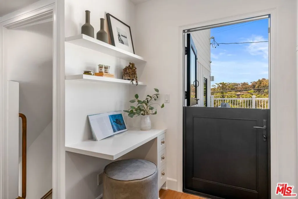 Santa Monica, California 90402, United States, 3 Bedrooms Bedrooms, ,4 BathroomsBathrooms,Residential,Pending,120092