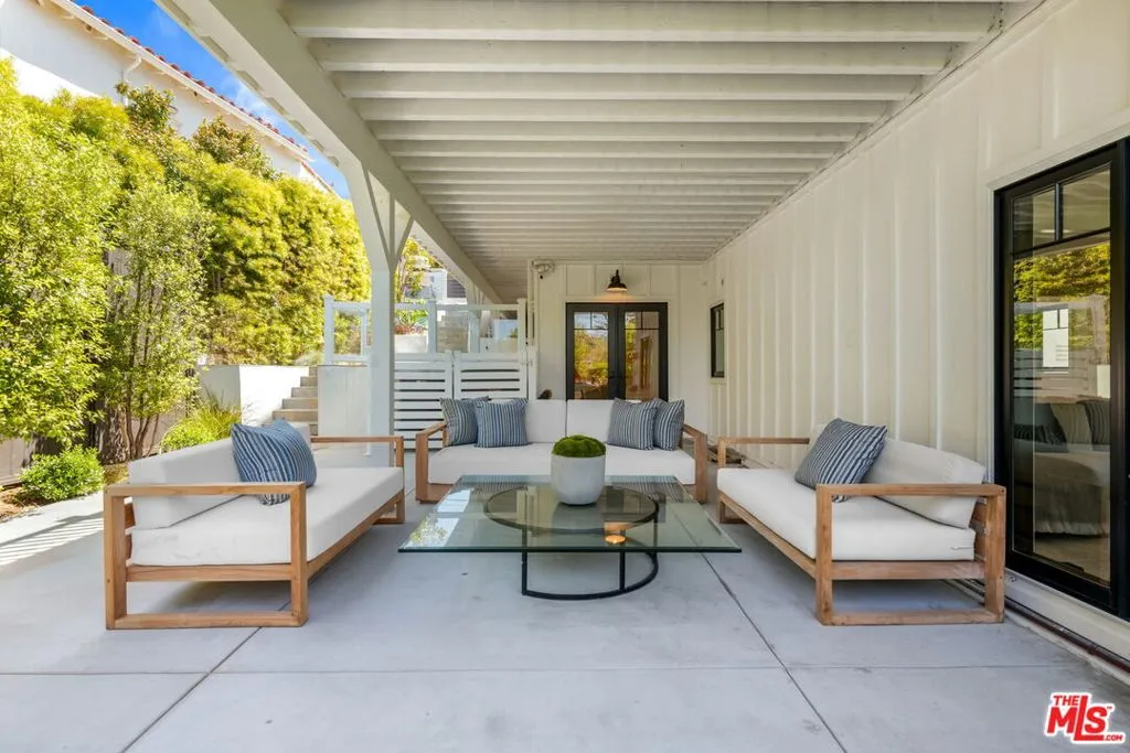 Santa Monica, California 90402, United States, 3 Bedrooms Bedrooms, ,4 BathroomsBathrooms,Residential,Pending,120092