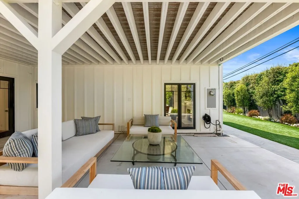 Santa Monica, California 90402, United States, 3 Bedrooms Bedrooms, ,4 BathroomsBathrooms,Residential,Pending,120092