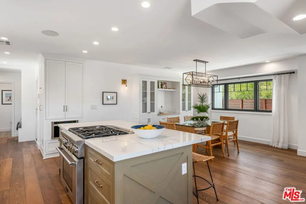 Santa Monica, California 90402, United States, 3 Bedrooms Bedrooms, ,4 BathroomsBathrooms,Residential,Pending,120092