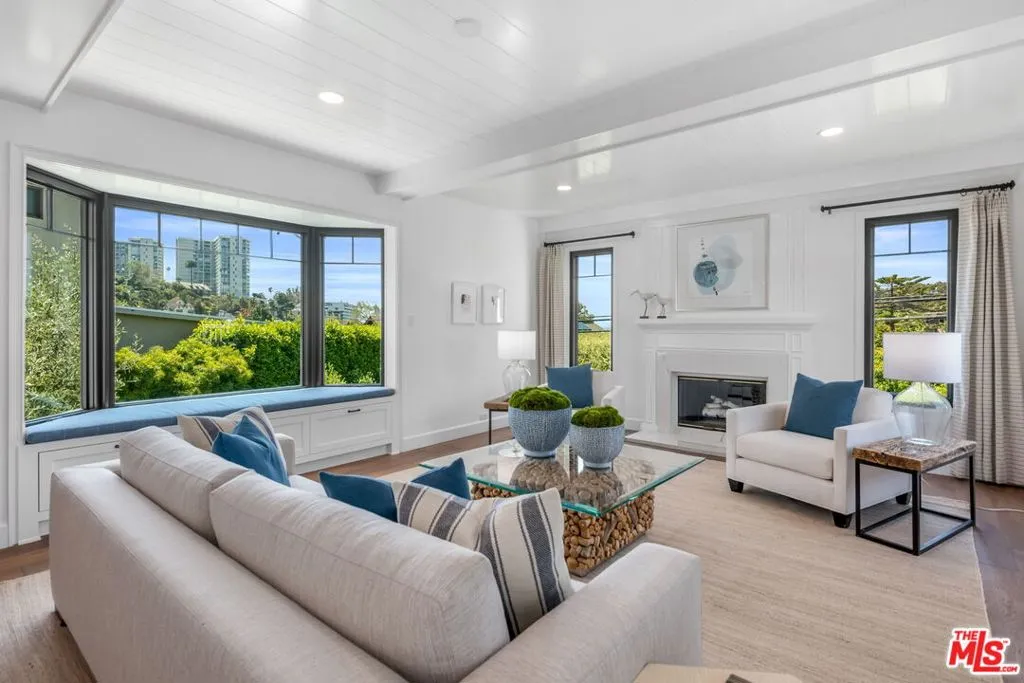 Santa Monica, California 90402, United States, 3 Bedrooms Bedrooms, ,4 BathroomsBathrooms,Residential,Pending,120092