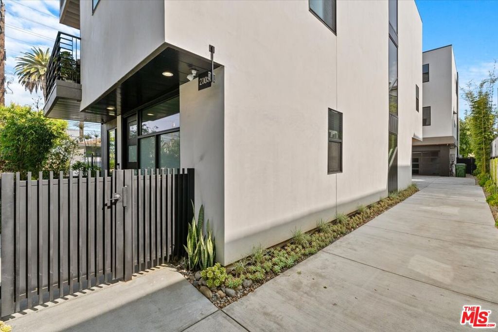 2108 Barry Avenue