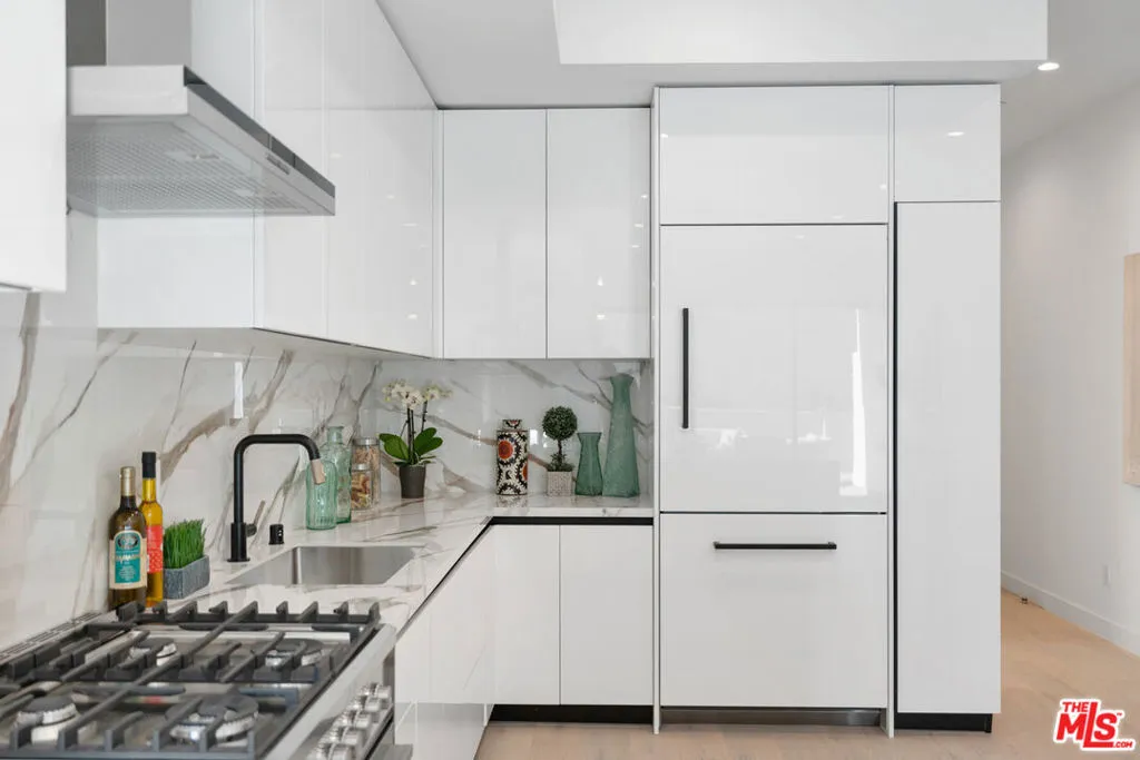 Los Angeles, California 90035, United States, 2 Bedrooms Bedrooms, ,2 BathroomsBathrooms,Residential,Active,2542