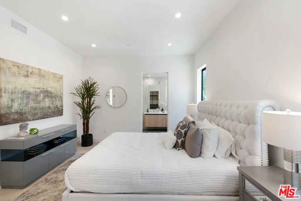 Los Angeles, California 90035, United States, 2 Bedrooms Bedrooms, ,2 BathroomsBathrooms,Residential,Active,2542