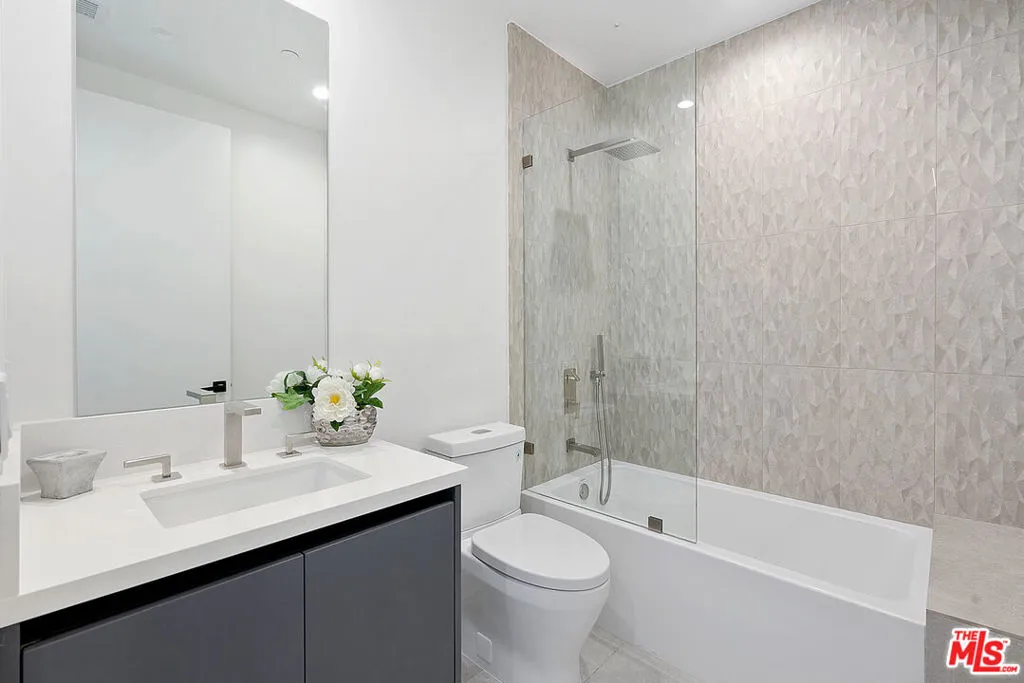 Los Angeles, California 90035, United States, 2 Bedrooms Bedrooms, ,2 BathroomsBathrooms,Residential,Active,2542