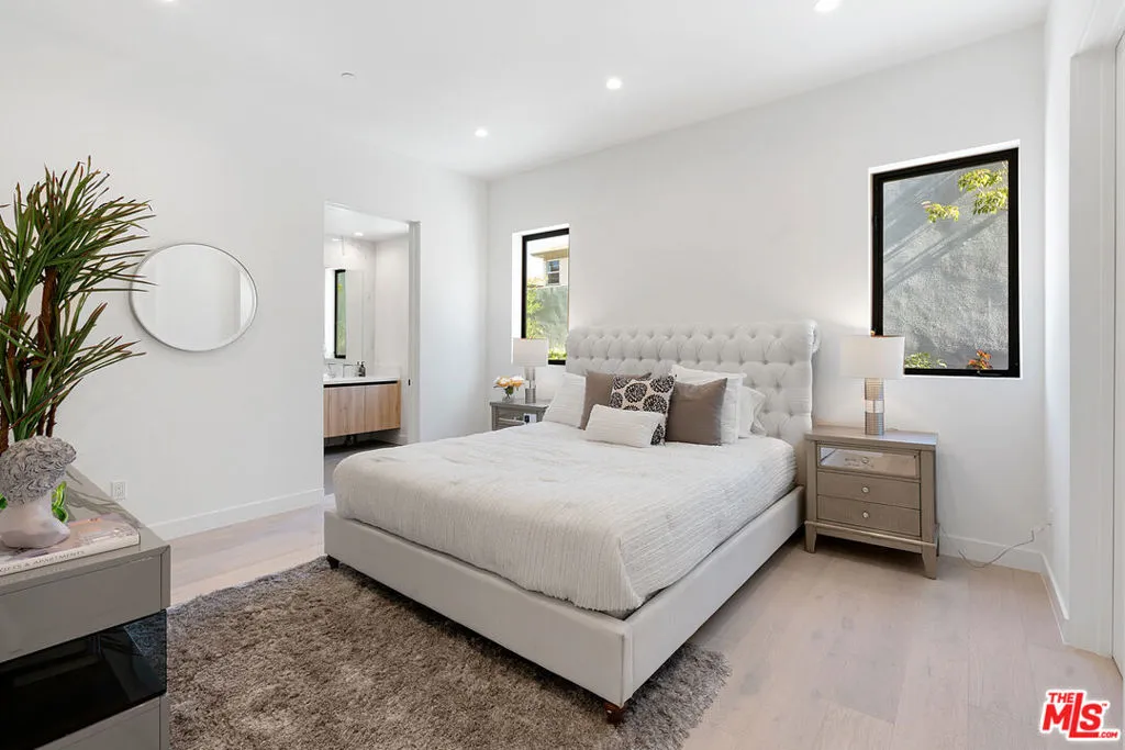 Los Angeles, California 90035, United States, 2 Bedrooms Bedrooms, ,2 BathroomsBathrooms,Residential,Active,2542