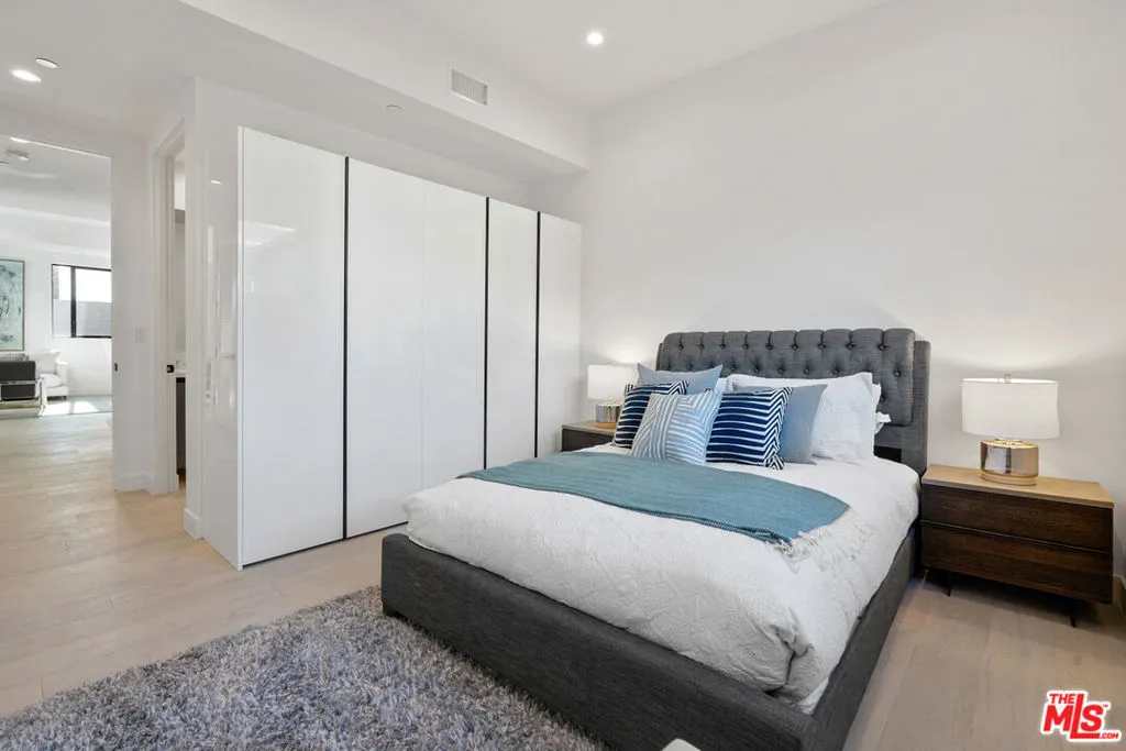 Los Angeles, California 90035, United States, 2 Bedrooms Bedrooms, ,2 BathroomsBathrooms,Residential,Active,2542