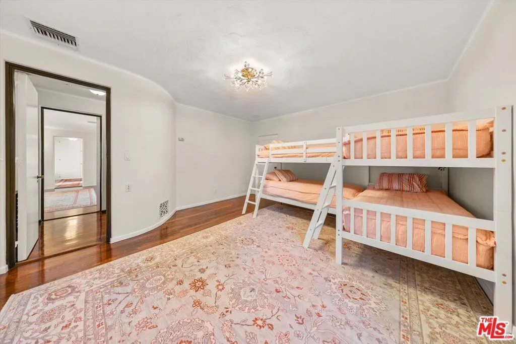 Pasadena, California 91105, United States, 10 Bedrooms Bedrooms, ,9 BathroomsBathrooms,Residential,Active,113142