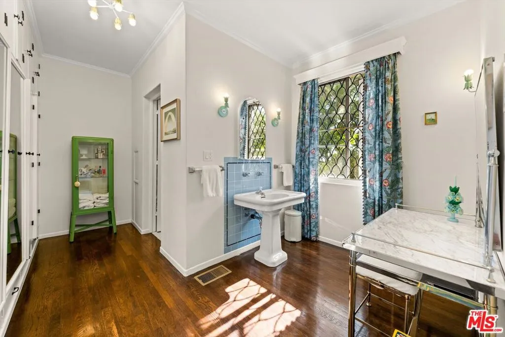 Pasadena, California 91105, United States, 10 Bedrooms Bedrooms, ,9 BathroomsBathrooms,Residential,Active,113142