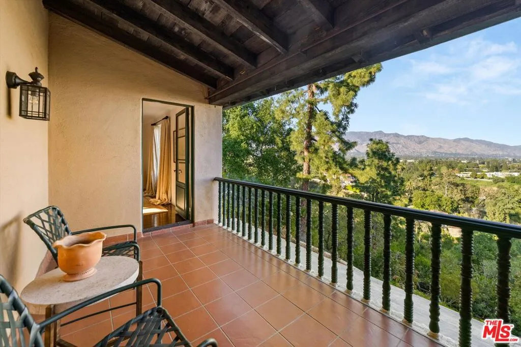 Pasadena, California 91105, United States, 10 Bedrooms Bedrooms, ,9 BathroomsBathrooms,Residential,Active,113142