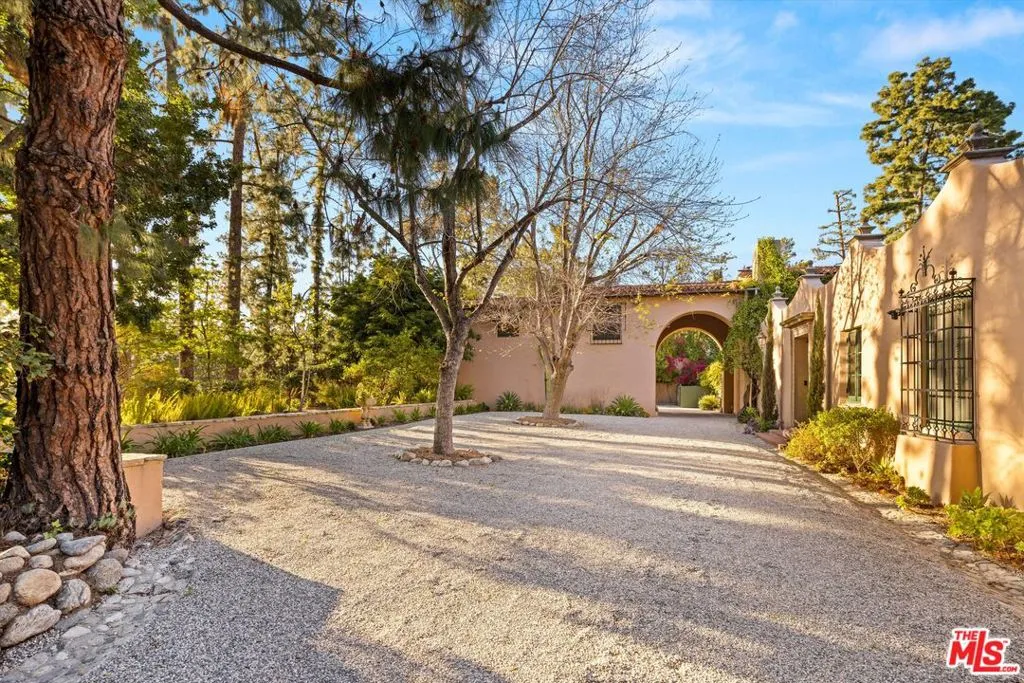 Pasadena, California 91105, United States, 10 Bedrooms Bedrooms, ,9 BathroomsBathrooms,Residential,Active,113142