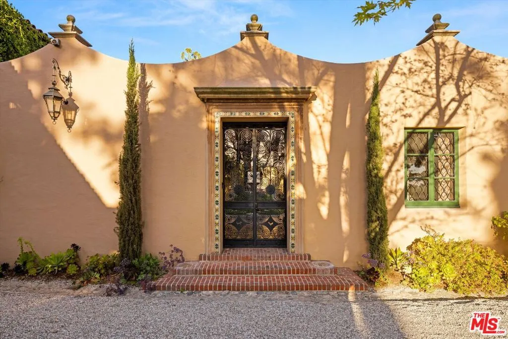 Pasadena, California 91105, United States, 10 Bedrooms Bedrooms, ,9 BathroomsBathrooms,Residential,Active,113142