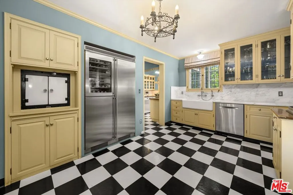 Pasadena, California 91105, United States, 10 Bedrooms Bedrooms, ,9 BathroomsBathrooms,Residential,Active,113142