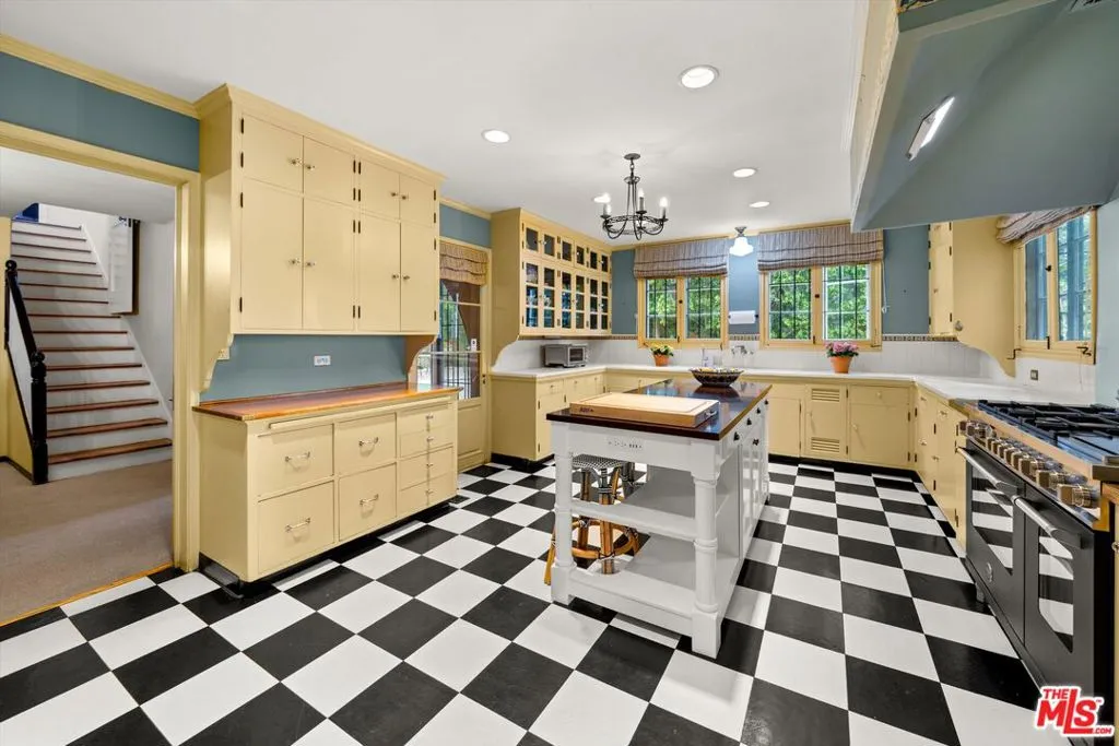 Pasadena, California 91105, United States, 10 Bedrooms Bedrooms, ,9 BathroomsBathrooms,Residential,Active,113142