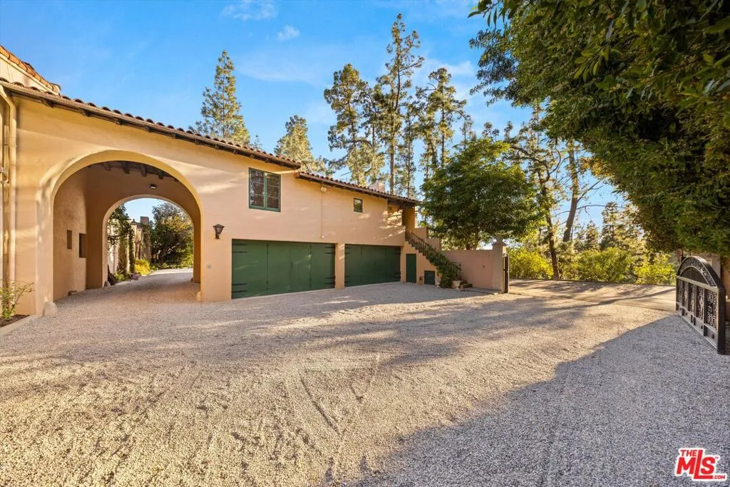 Pasadena, California 91105, United States, 10 Bedrooms Bedrooms, ,9 BathroomsBathrooms,Residential,Active,113142