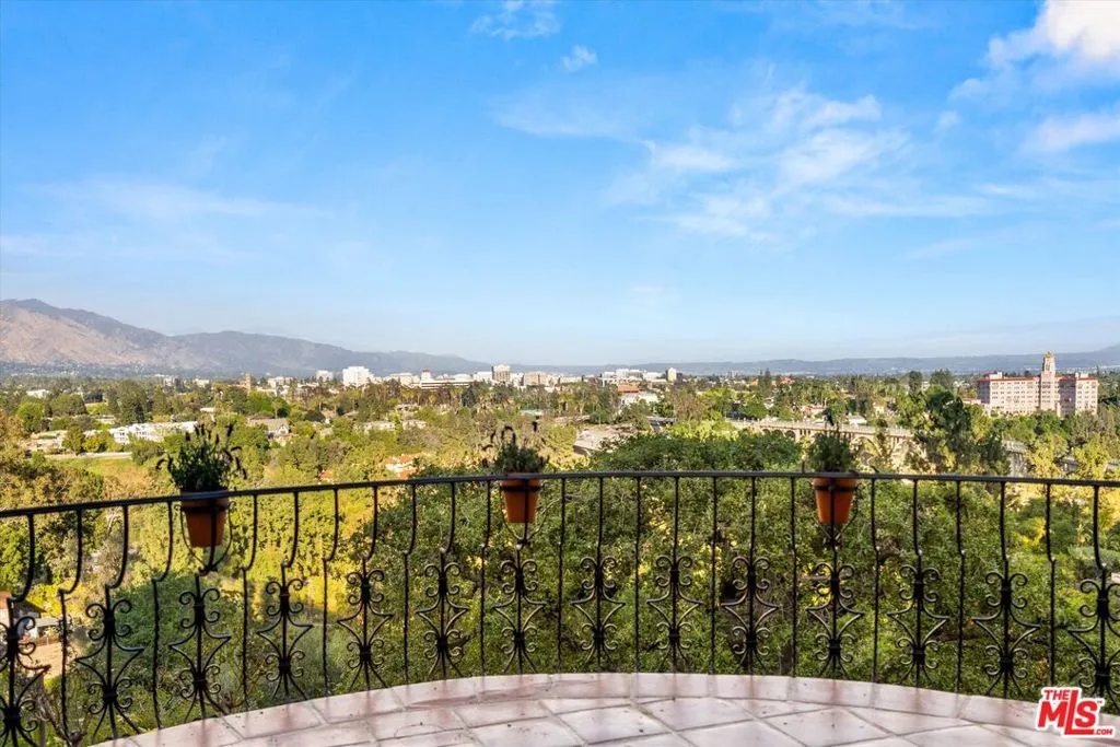 Pasadena, California 91105, United States, 10 Bedrooms Bedrooms, ,9 BathroomsBathrooms,Residential,Active,113142