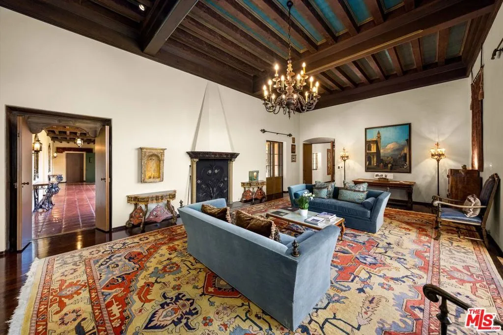 Pasadena, California 91105, United States, 10 Bedrooms Bedrooms, ,9 BathroomsBathrooms,Residential,Active,113142