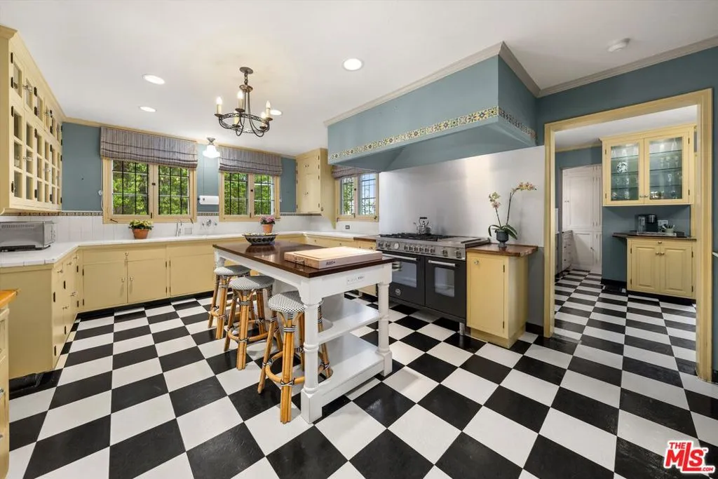 Pasadena, California 91105, United States, 10 Bedrooms Bedrooms, ,9 BathroomsBathrooms,Residential,Active,113142