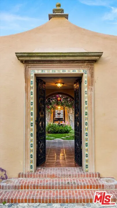 Pasadena, California 91105, United States, 10 Bedrooms Bedrooms, ,9 BathroomsBathrooms,Residential,Active,113142