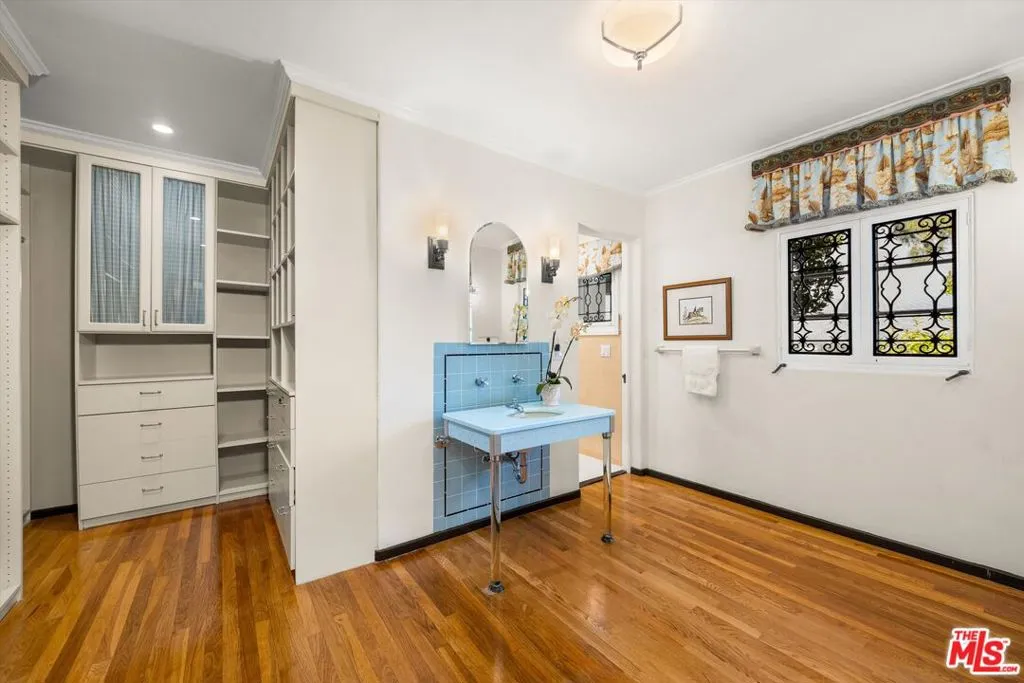 Pasadena, California 91105, United States, 10 Bedrooms Bedrooms, ,9 BathroomsBathrooms,Residential,Active,113142