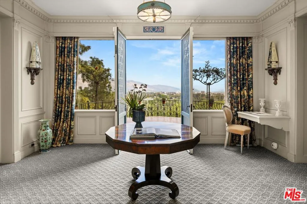 Pasadena, California 91105, United States, 10 Bedrooms Bedrooms, ,9 BathroomsBathrooms,Residential,Active,113142