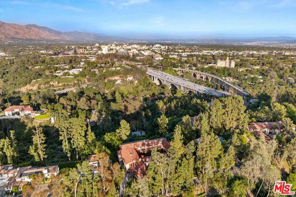 Pasadena, California 91105, United States, 10 Bedrooms Bedrooms, ,9 BathroomsBathrooms,Residential,Active,113142