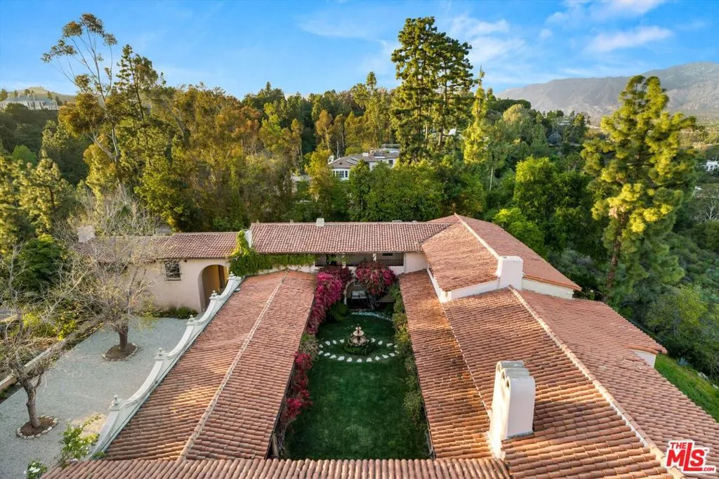 Pasadena, California 91105, United States, 10 Bedrooms Bedrooms, ,9 BathroomsBathrooms,Residential,Active,113142