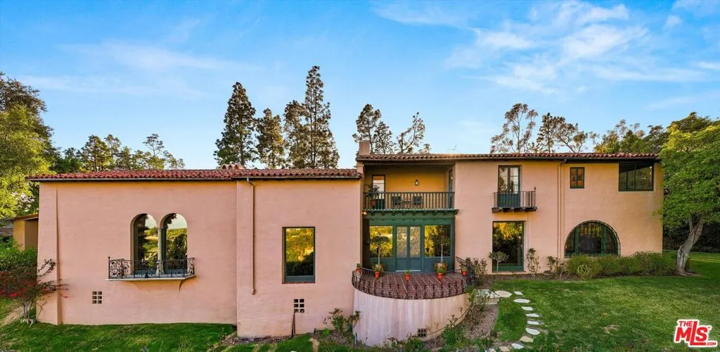 Pasadena, California 91105, United States, 10 Bedrooms Bedrooms, ,9 BathroomsBathrooms,Residential,Active,113142