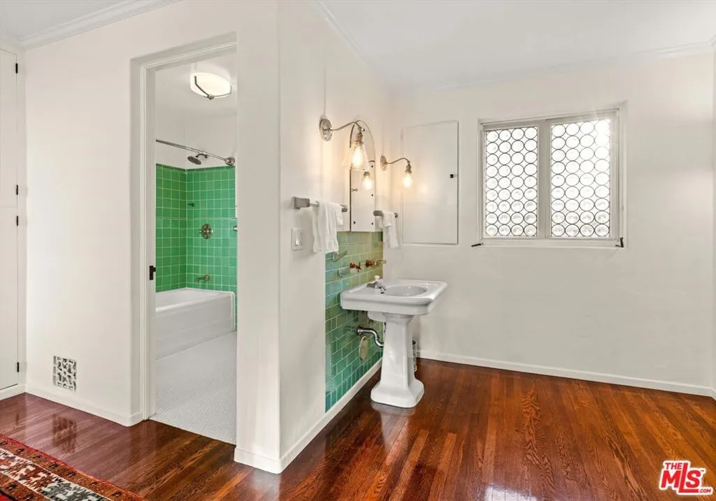 Pasadena, California 91105, United States, 10 Bedrooms Bedrooms, ,9 BathroomsBathrooms,Residential,Active,113142