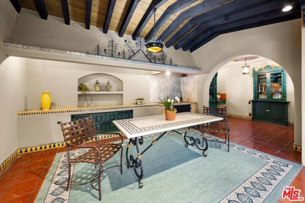 Pasadena, California 91105, United States, 10 Bedrooms Bedrooms, ,9 BathroomsBathrooms,Residential,Active,113142