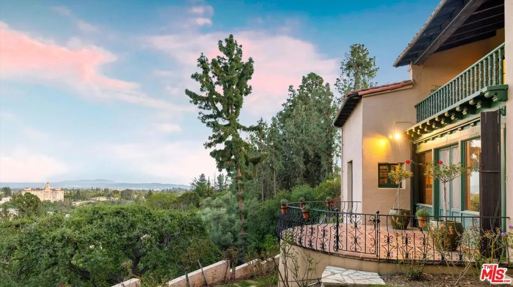 Pasadena, California 91105, United States, 10 Bedrooms Bedrooms, ,9 BathroomsBathrooms,Residential,Active,113142