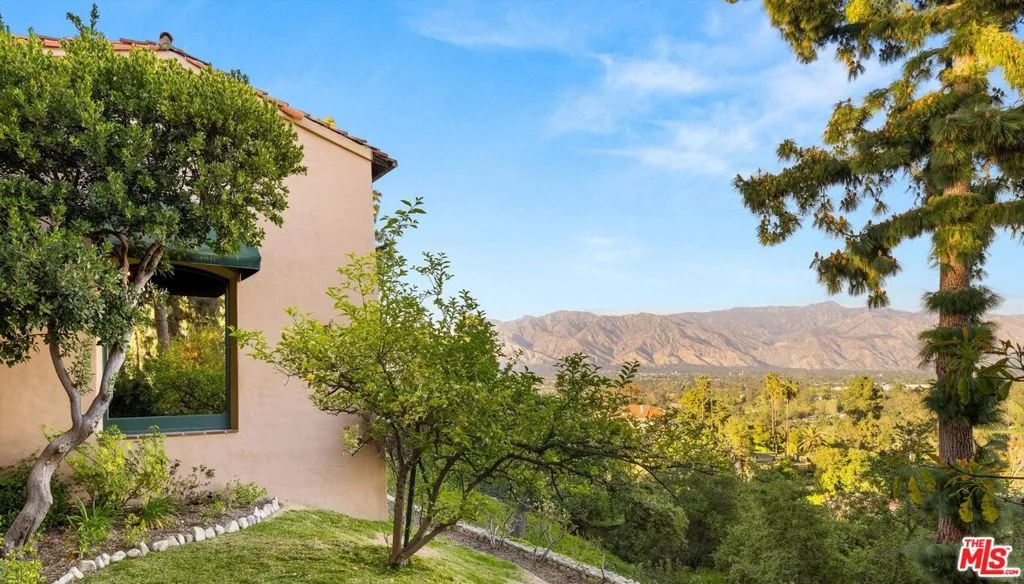 Pasadena, California 91105, United States, 10 Bedrooms Bedrooms, ,9 BathroomsBathrooms,Residential,Active,113142