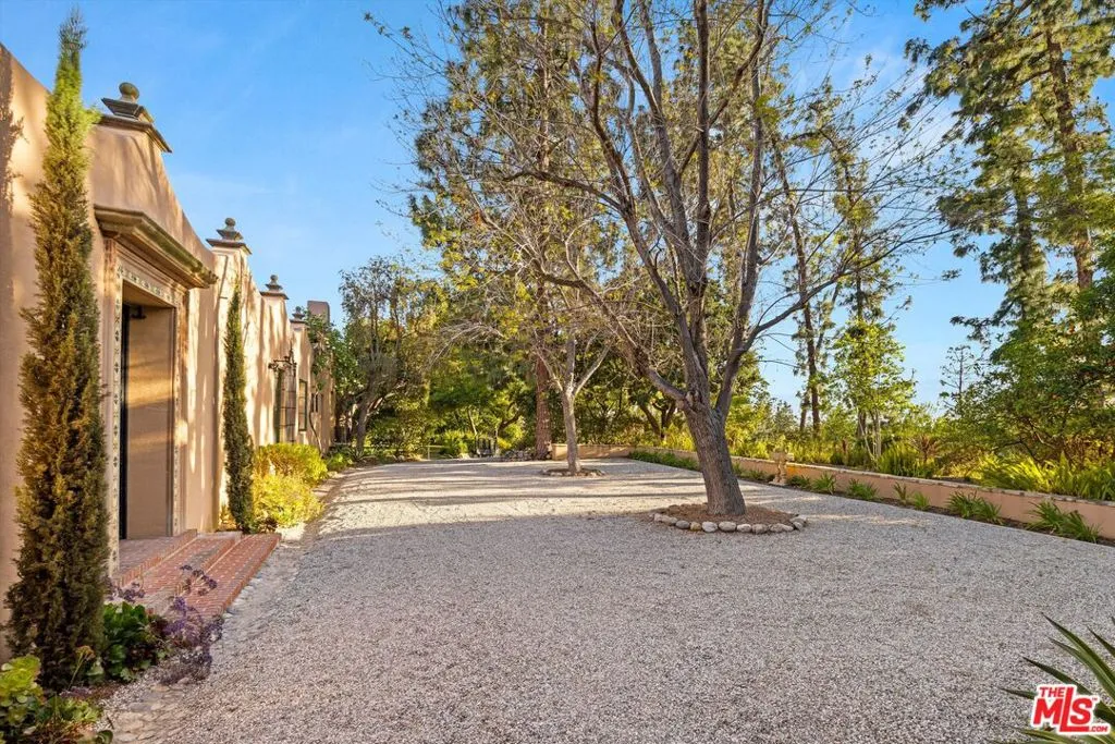 Pasadena, California 91105, United States, 10 Bedrooms Bedrooms, ,9 BathroomsBathrooms,Residential,Active,113142