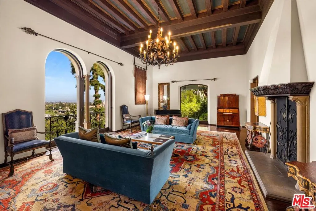 Pasadena, California 91105, United States, 10 Bedrooms Bedrooms, ,9 BathroomsBathrooms,Residential,Active,113142