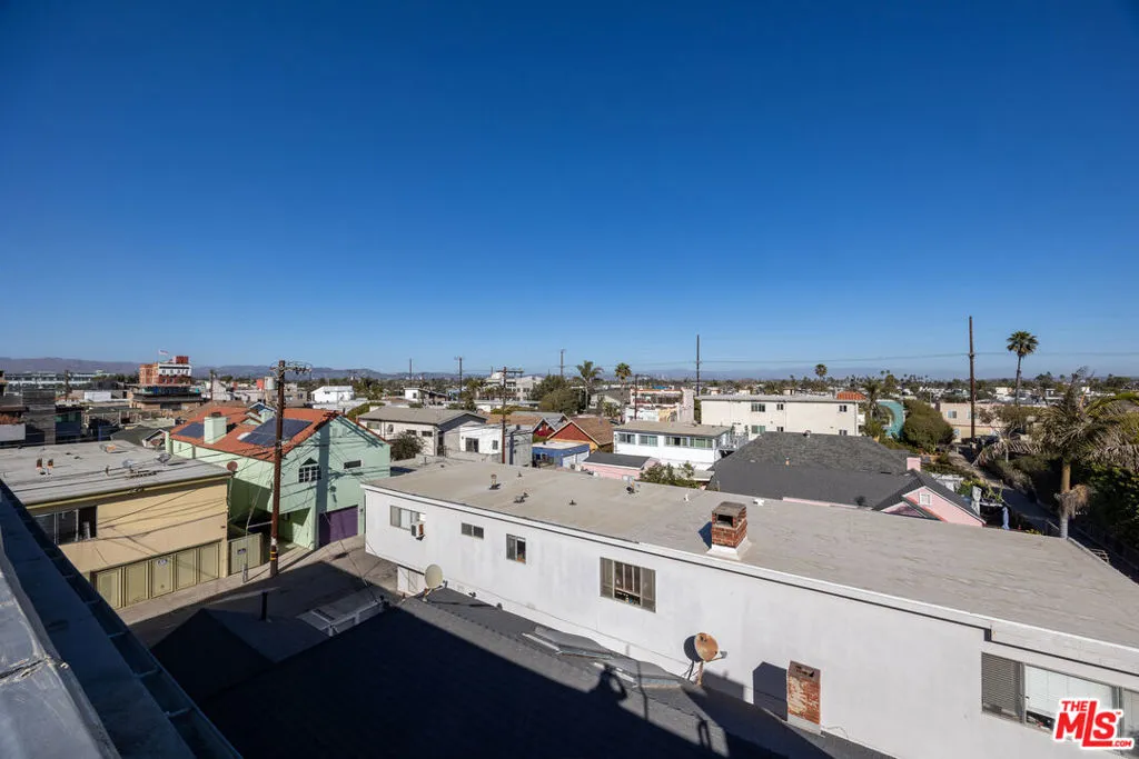 Venice, California 90291, United States, 2 Bedrooms Bedrooms, ,2 BathroomsBathrooms,Residential,Active,13358