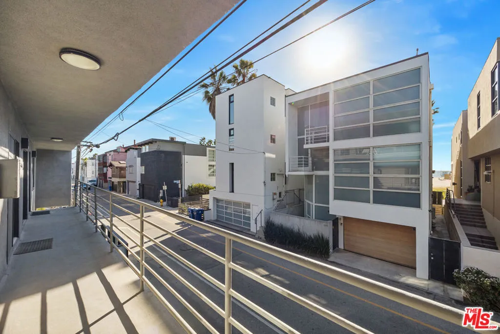 Venice, California 90291, United States, 2 Bedrooms Bedrooms, ,2 BathroomsBathrooms,Residential,Active,13358