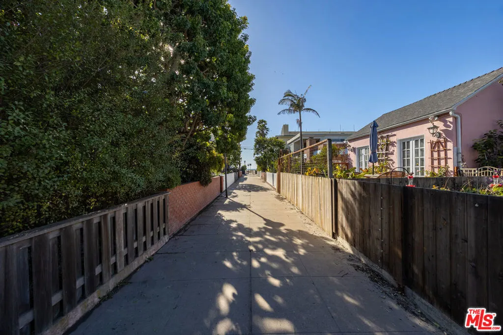 Venice, California 90291, United States, 2 Bedrooms Bedrooms, ,2 BathroomsBathrooms,Residential,Active,13358