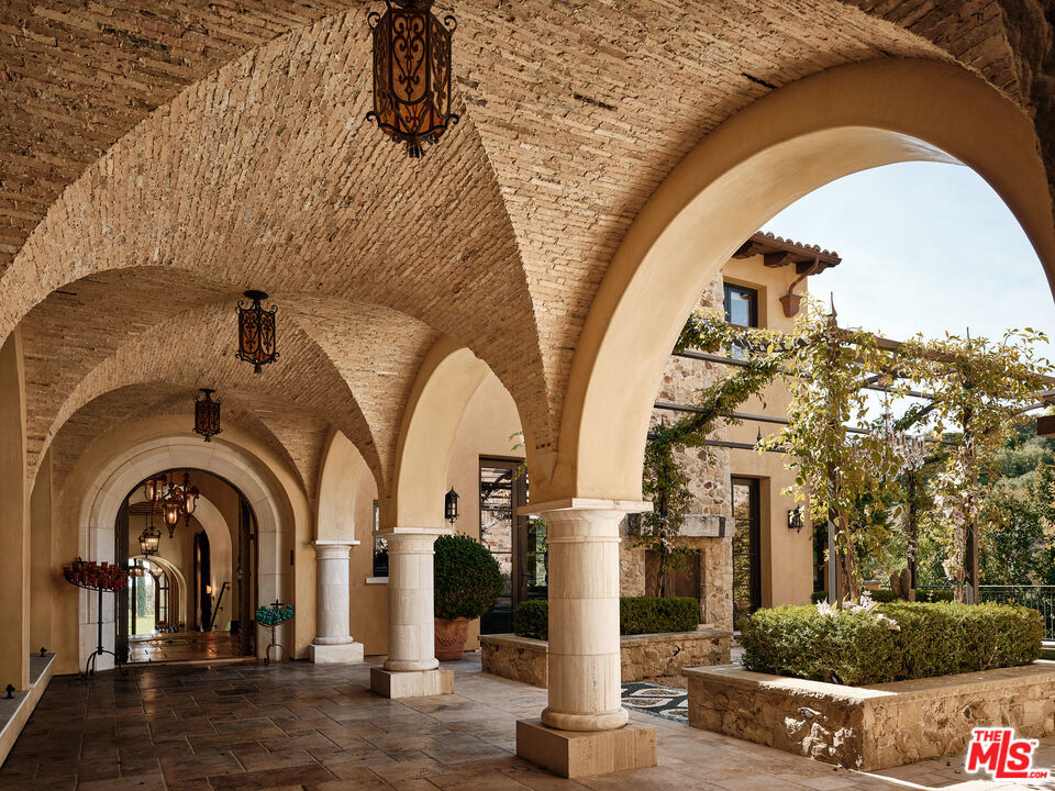 Properties 3 10936 Chalon Road