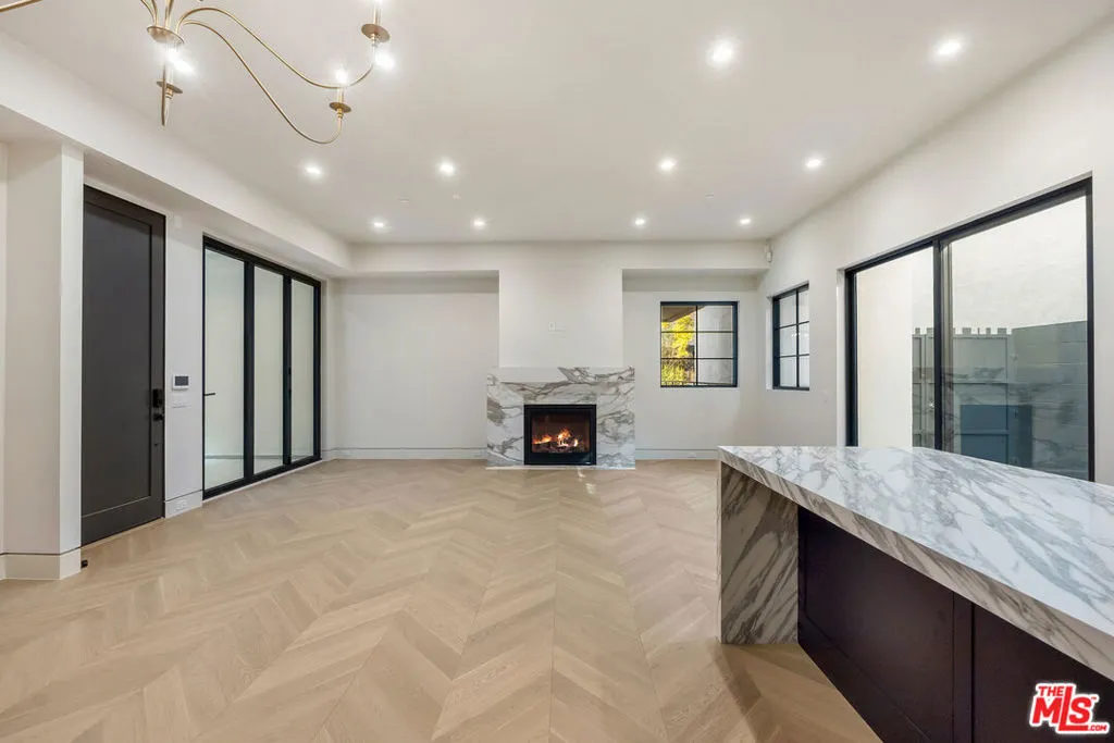 West Hollywood, California 90069, United States, 2 Bedrooms Bedrooms, ,3 BathroomsBathrooms,Residential,Active,78349