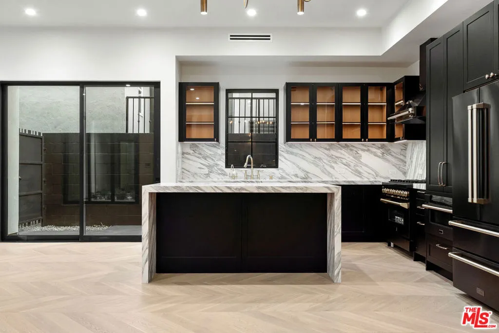 West Hollywood, California 90069, United States, 2 Bedrooms Bedrooms, ,3 BathroomsBathrooms,Residential,Active,78349