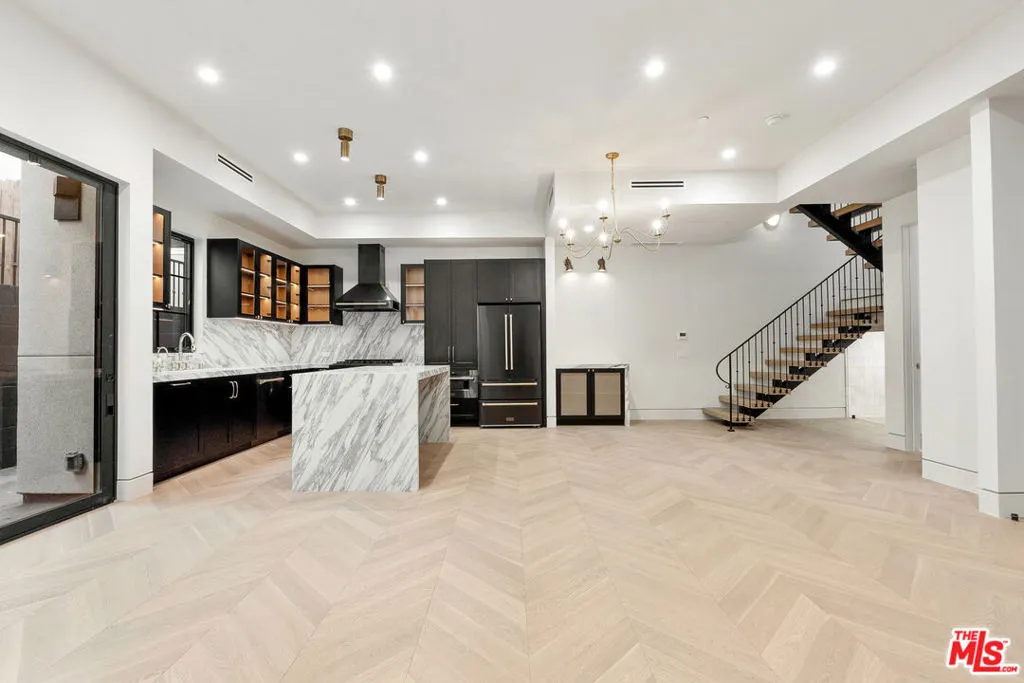 West Hollywood, California 90069, United States, 2 Bedrooms Bedrooms, ,3 BathroomsBathrooms,Residential,Active,78349