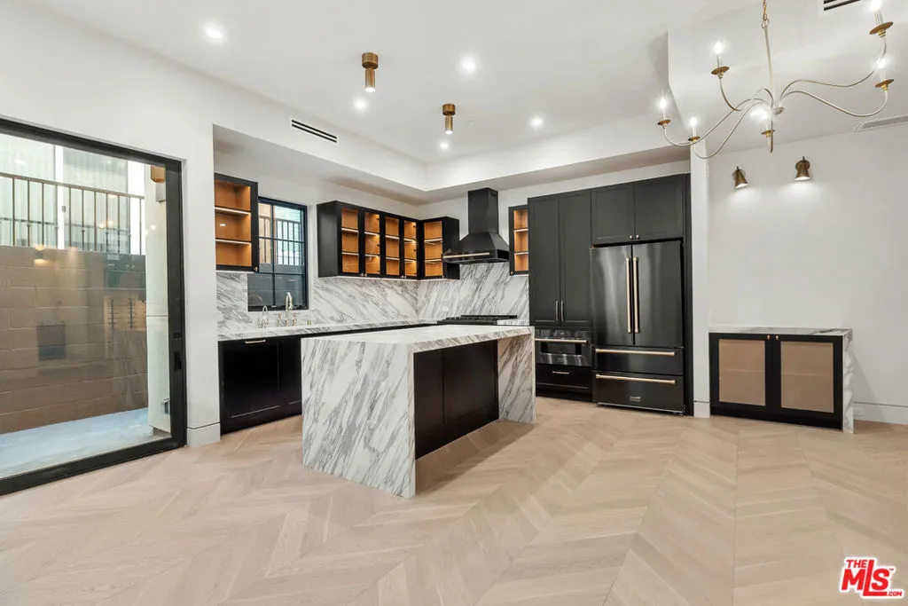 West Hollywood, California 90069, United States, 2 Bedrooms Bedrooms, ,3 BathroomsBathrooms,Residential,Active,78349