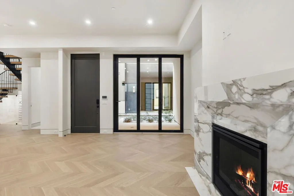 West Hollywood, California 90069, United States, 2 Bedrooms Bedrooms, ,3 BathroomsBathrooms,Residential,Active,78349