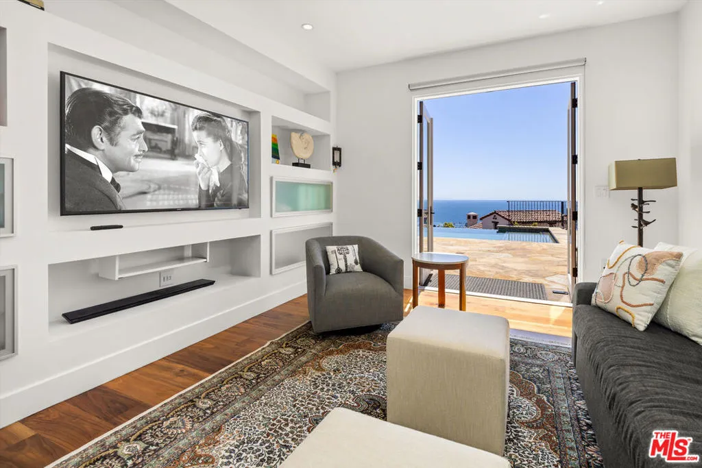 Santa Barbara, California 93109, United States, 4 Bedrooms Bedrooms, ,5 BathroomsBathrooms,Residential,Pending,134715