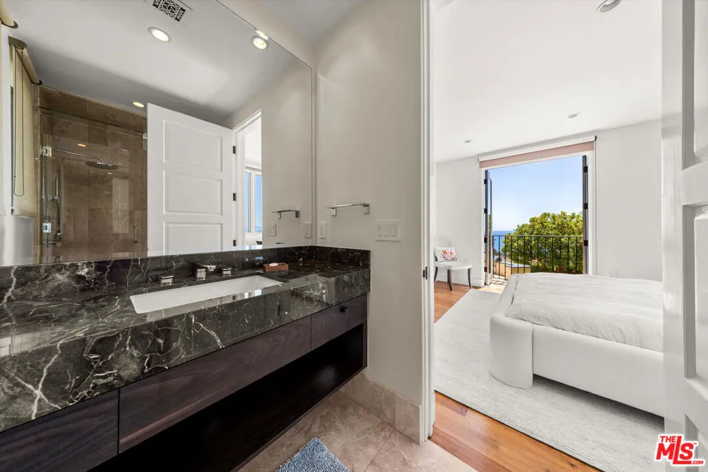 Santa Barbara, California 93109, United States, 4 Bedrooms Bedrooms, ,5 BathroomsBathrooms,Residential,Pending,134715