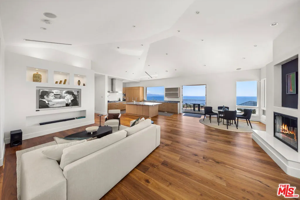 Santa Barbara, California 93109, United States, 4 Bedrooms Bedrooms, ,5 BathroomsBathrooms,Residential,Pending,134715