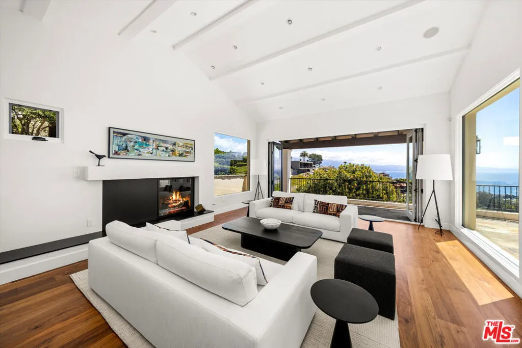 Santa Barbara, California 93109, United States, 4 Bedrooms Bedrooms, ,5 BathroomsBathrooms,Residential,Pending,134715